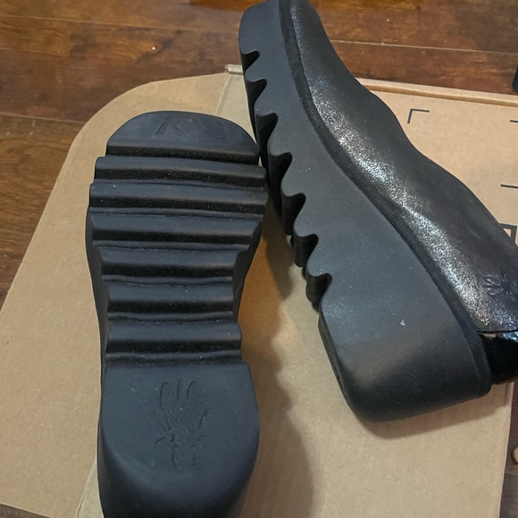 New Beso Wedge Shoe
Leather Shoe (ID: A158265)
Designed by Fly London size 40 - Picture 4 of 11